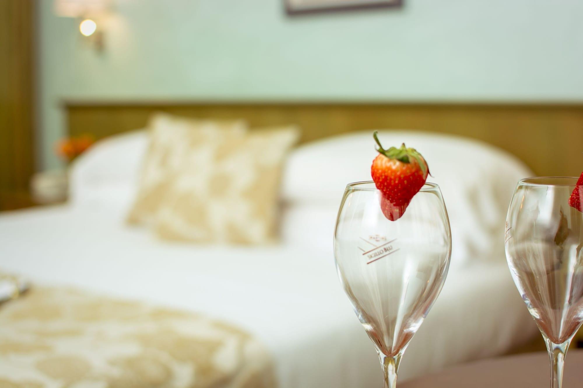 Hotel Santacroce Meeting Сулмона Екстериор снимка