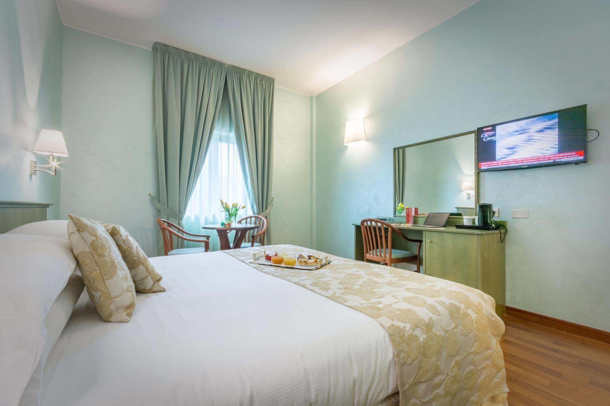 Hotel Santacroce Meeting Сулмона Екстериор снимка